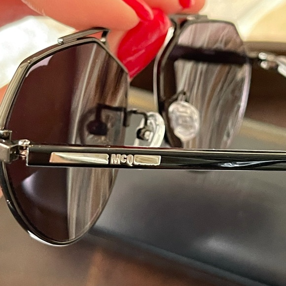 Alexander McQueen
Unisex Mq0095s 50Mm Sunglasses main image 8
